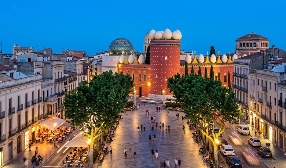 Vista de la ciudad de Figueres, el Castell de Sant Ferran y el Teatre-Museu Dalí